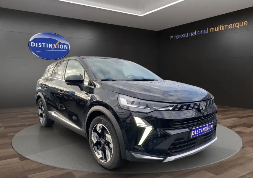 Renault Symbioz 2025 noir étoile en 3/4 avant droit, avec feux LED distinctifs et jantes bicolores modernes.