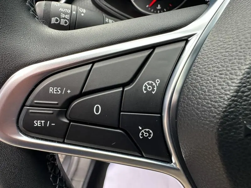 Gros plan sur les commandes de régulateur de vitesse au volant d'une Renault Clio 1.0 TCe 90ch Gris Schiste 2023.