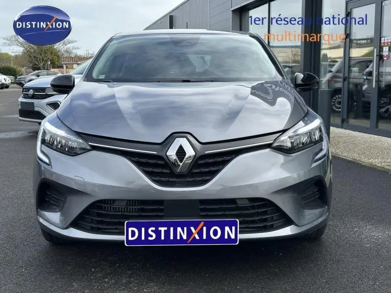 Vue frontale d'une Renault Clio 1.0 TCe 90ch Equilibre 2023 en gris schiste avec logo Renault bien visible.