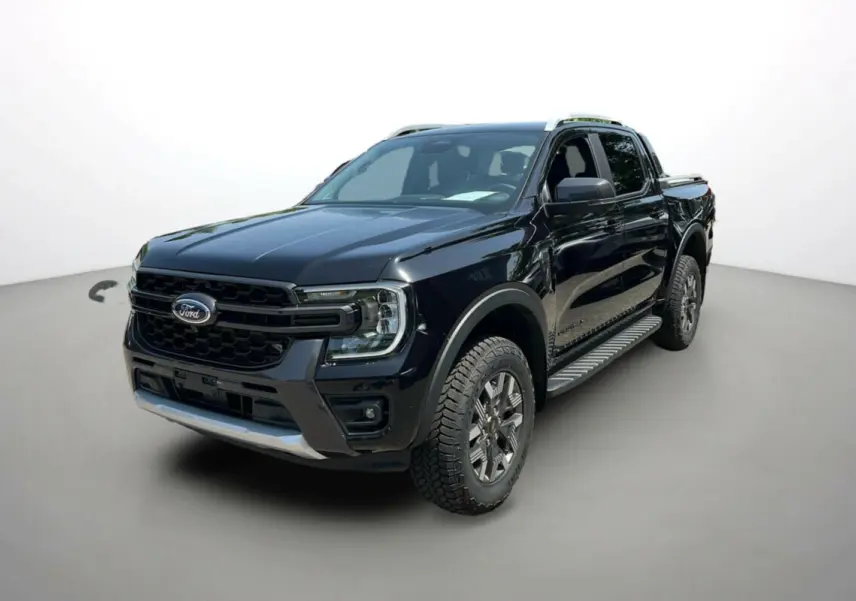 Ford Ranger 2.3 PHEV Wildtrak Plus noir agate, vue 3/4 avant droit avec jantes alu et marchepieds visibles.