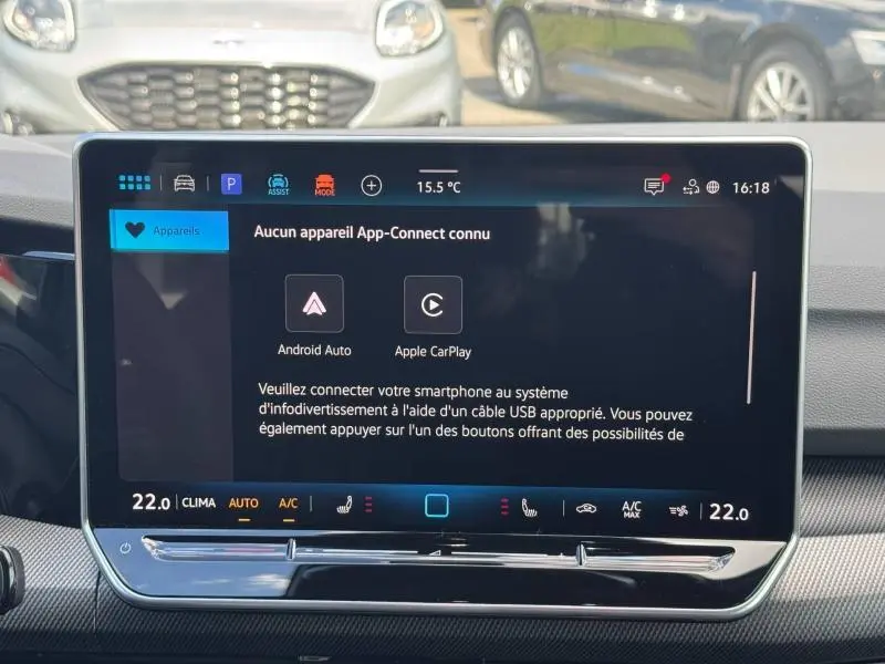 Écran tactile central de la Volkswagen Golf gris lunaire 2026 affichant la connexion Android Auto et Apple CarPlay.