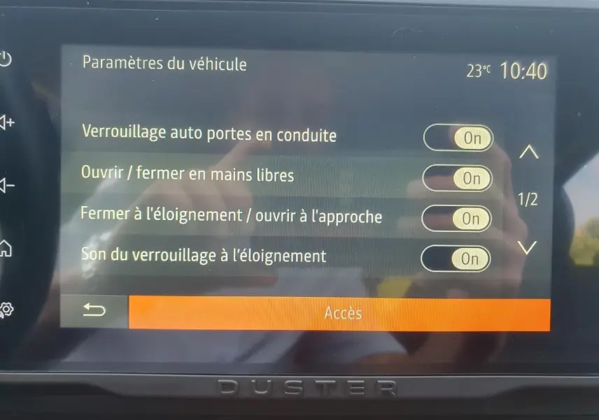 Écran tactile du tableau de bord du Dacia Duster 2023 affichant les réglages d'accès et verrouillage automatique.