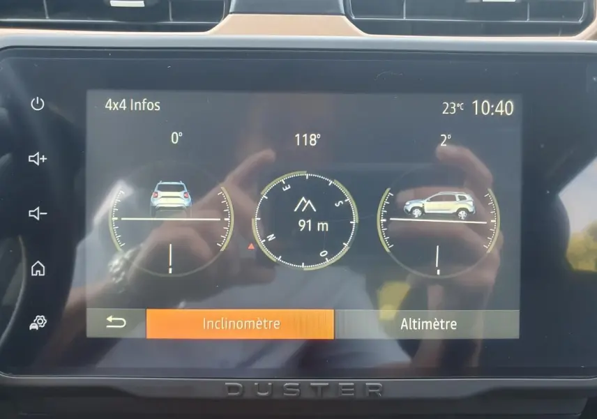 Écran tactile intérieur du Dacia Duster 1.5 DCI 115 Extreme 4x4 affichant l'inclinomètre et l'altimètre.
