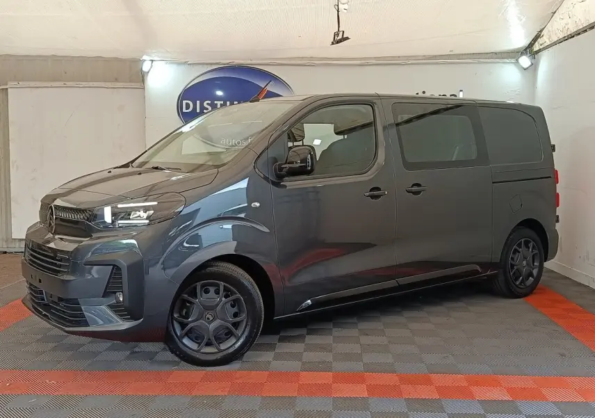 Vue 3/4 avant droit du Citroën Jumpy gris foncé 2025, avec phares LED et jantes noires distinctives.