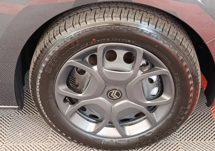Gros plan sur la roue avant droite d’un Citroën Jumpy gris foncé, avec partie de l’aile visible.