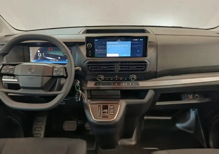 Vue intérieure frontale du tableau de bord du Citroën Jumpy 2025 avec écran tactile central et volant multifonctions noir.