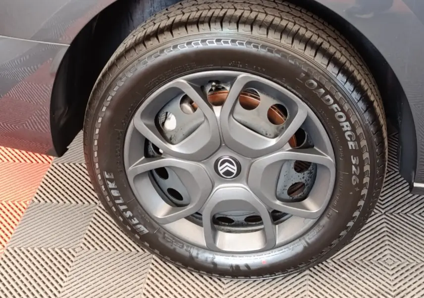 Gros plan sur la roue arrière droite gris foncé du Citroën Jumpy 2025 avec jante alliage et logo Citroën central.