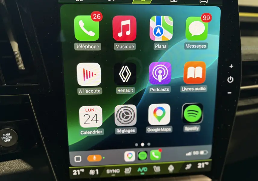 Écran tactile central du Renault Austral 2026 montrant l'interface multimédia avec applications connectées.