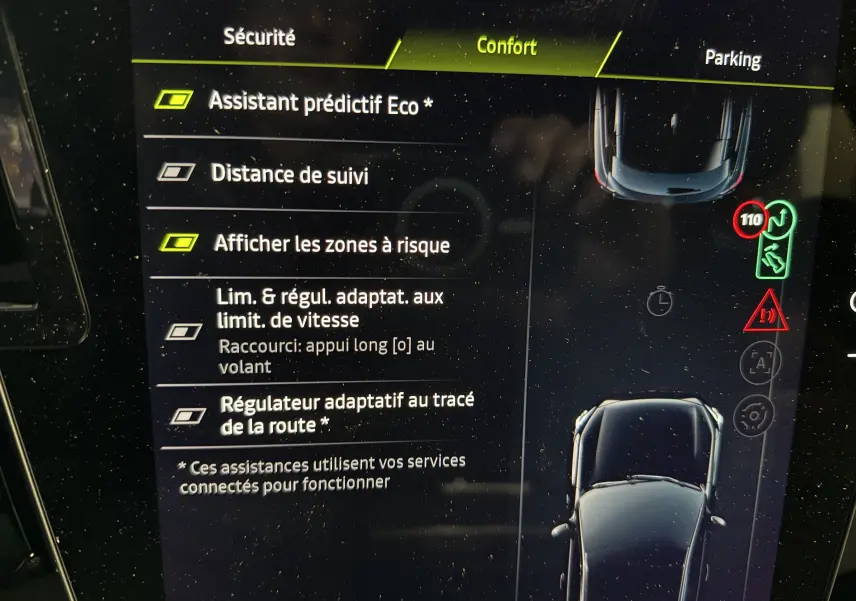 Écran intérieur du système d’aide à la conduite du Renault Austral, affichant les options de confort et sécurité.
