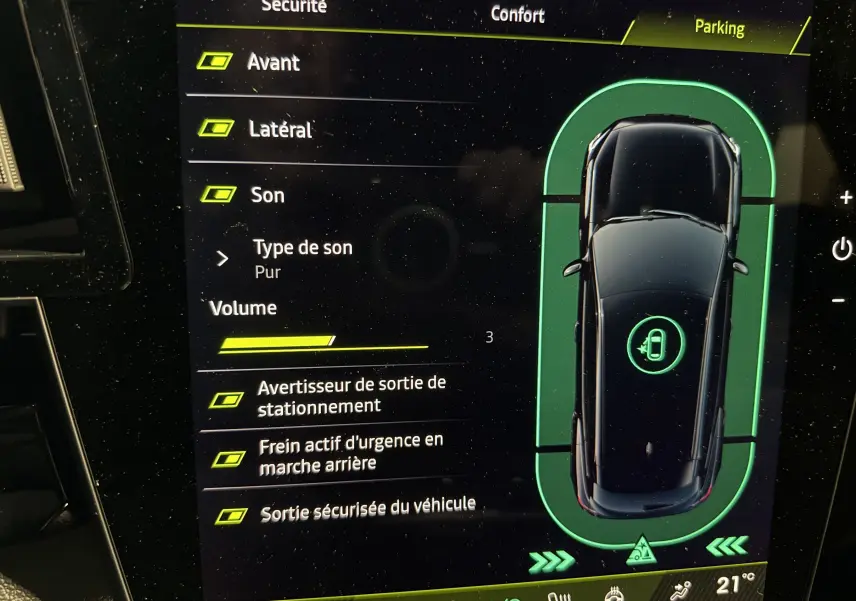 Écran intérieur du Renault Austral Esprit Alpine blanc nacré, affichant les options de sécurité et assistance au stationnement.