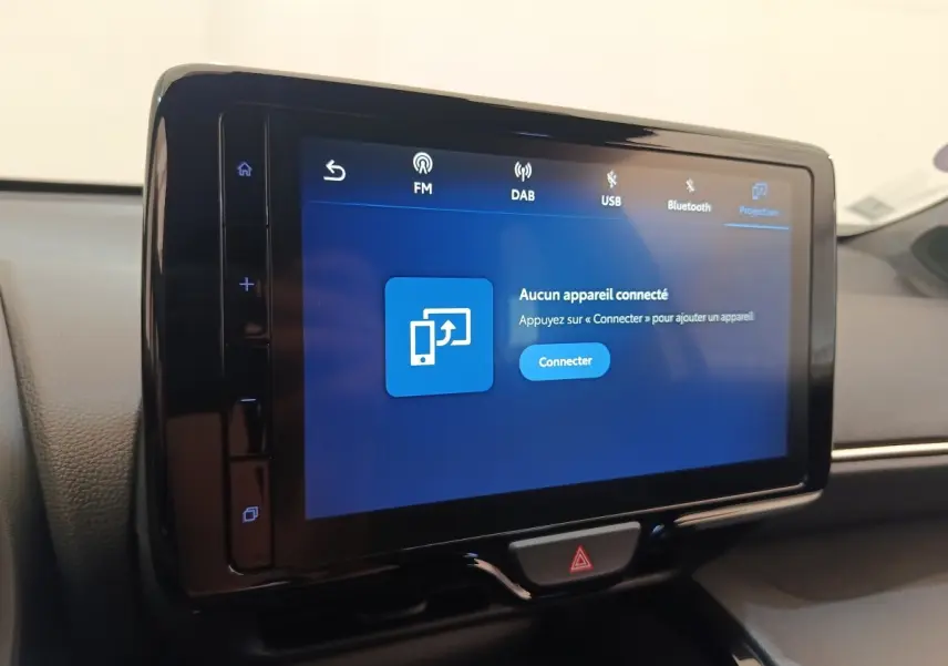 Écran tactile central de 9 pouces affichant la connexion Bluetooth dans le tableau de bord d'une Toyota Yaris Cross.