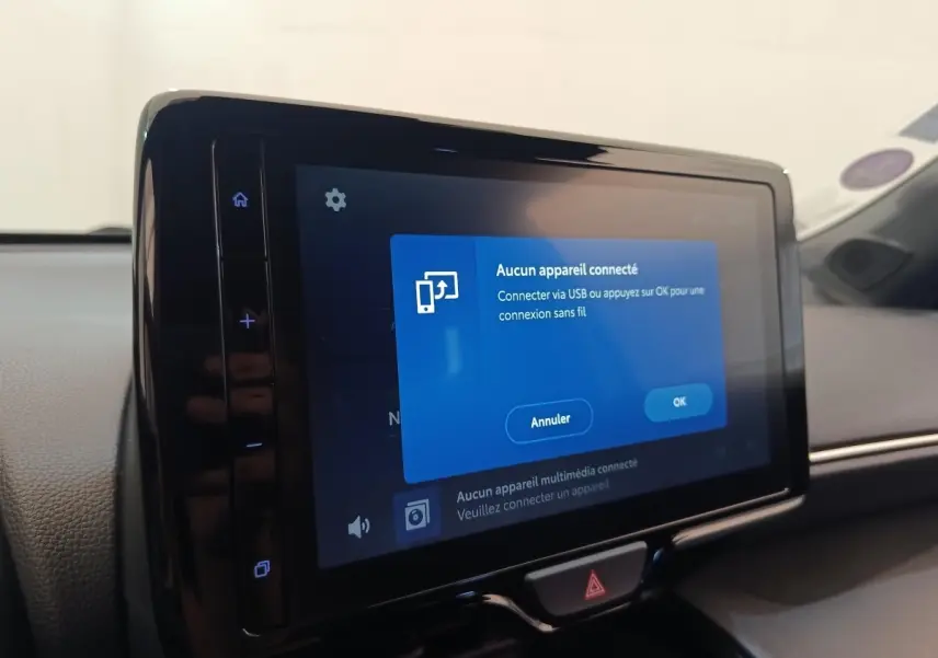 Écran tactile central allumé avec message de connexion USB dans l’habitacle de la Toyota Yaris Cross blanc.