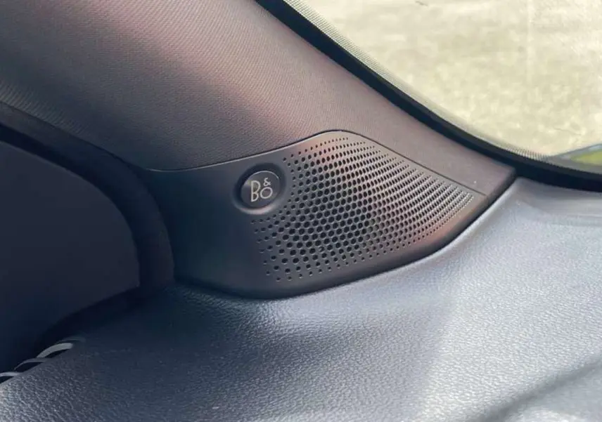 Gros plan sur l'enceinte B&O intégrée dans l'angle droit du tableau de bord du Ford Ranger blanc 2026.