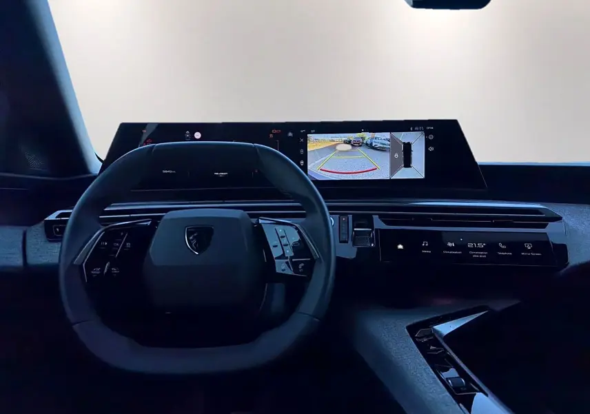 Vue intérieure du tableau de bord du Peugeot 5008 Hybrid 145 allure e-dcs6 2025, avec volant cuir et écran tactile large.
