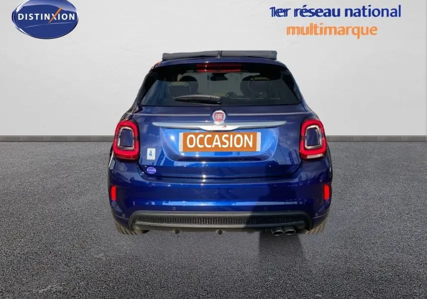 Vue arrière d'une FIAT 500X bleu Venezia métal avec toit ouvrant et feux arrière LED distinctifs.