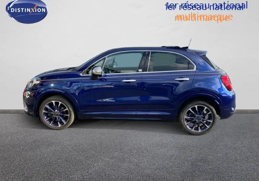Profil latéral droit d'une FIAT 500X bleu Venezia métallisé avec jantes bi-ton et toit ouvrant panoramique.