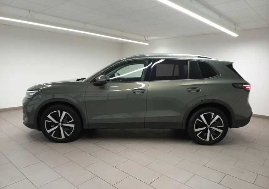 Volkswagen Tiguan 2025 vert Cipressino, vue profil côté gauche, jantes alliage noir brillant Catania 19 pouces.