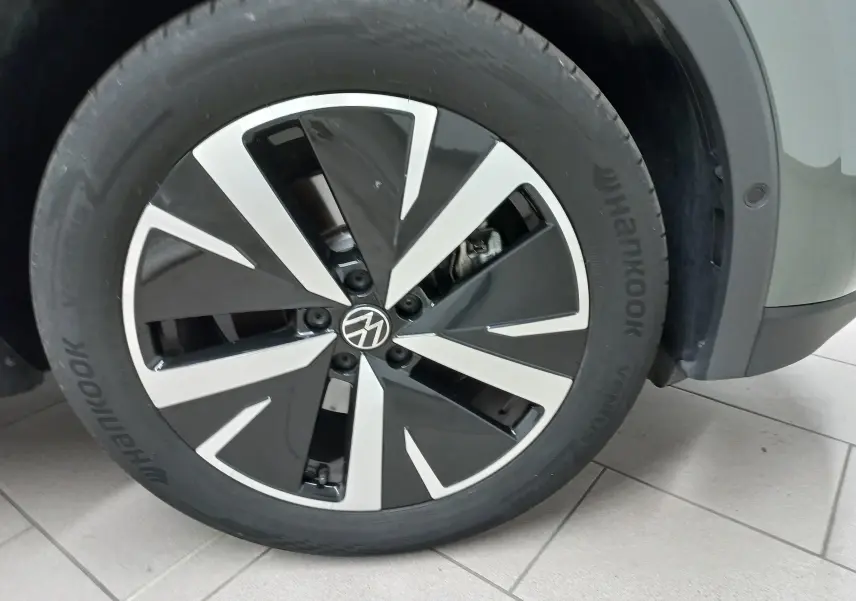 Gros plan sur la jante en alliage noir et argent "Catania" de 19 pouces du Volkswagen Tiguan Vert Cipressino 2025.