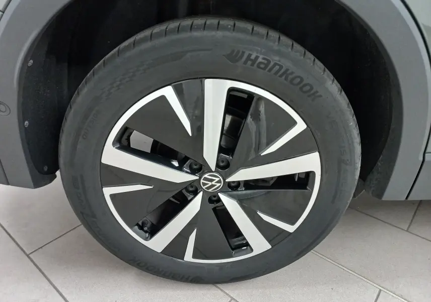 Gros plan sur la jante en alliage noir et argentée « Catania » du Volkswagen Tiguan 2025 Vert Cipressino.