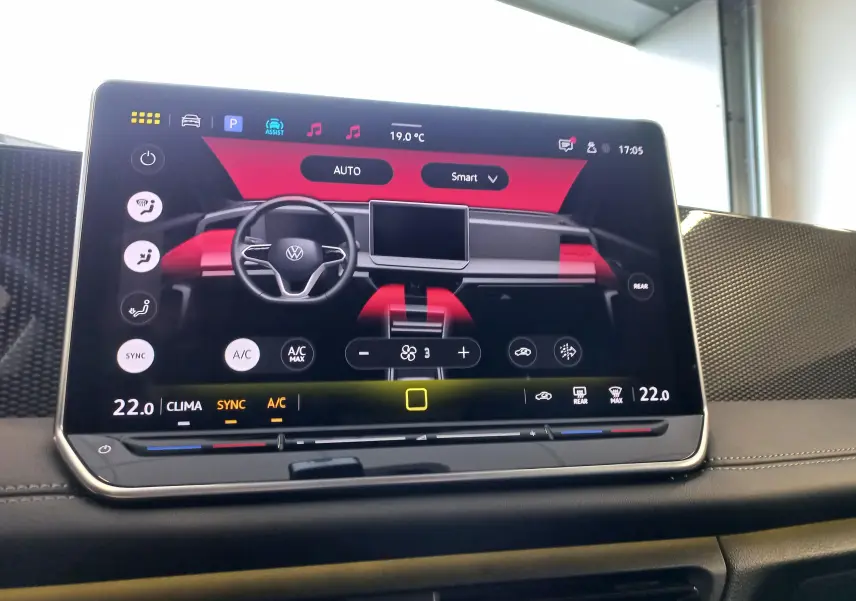 Écran tactile du tableau de bord du Volkswagen Tiguan 2025 affichant les réglages climatiques et multimédias.