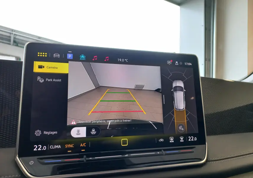 Écran multimédia du Volkswagen Tiguan 2025 montrant la caméra de recul et l’assistance au stationnement.