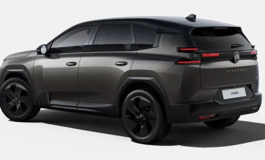 Vue 3/4 arrière droite du Citroën C5 Aircross 2026 bi-ton gris platinium et toit noir avec feux arrière LED distinctifs.