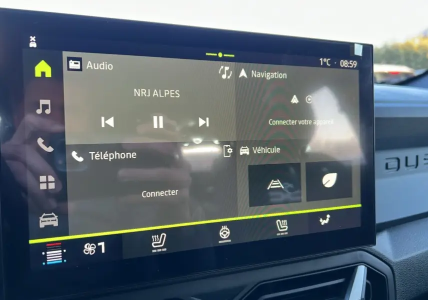 Écran tactile central du Dacia Duster kaki lichen 2025 affichant les commandes audio, navigation et véhicule.