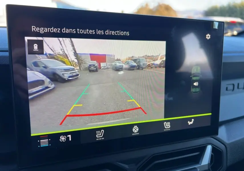 Écran multimédia du Dacia Duster 2025 affichant la caméra de recul et les commandes de sièges et volant chauffants.