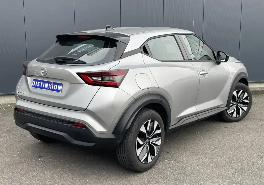 Vue 3/4 arrière droite d'un Nissan Juke gris silver 2024 avec feux LED et jantes distinctives.