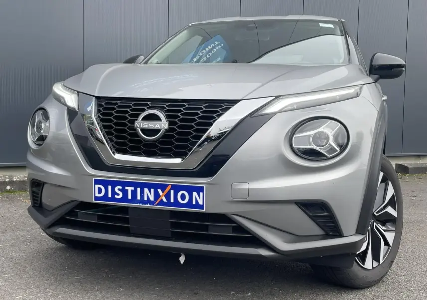 Vue avant rapprochée du Nissan Juke 2024 gris silver avec calandre noire et phares LED ronds distinctifs.