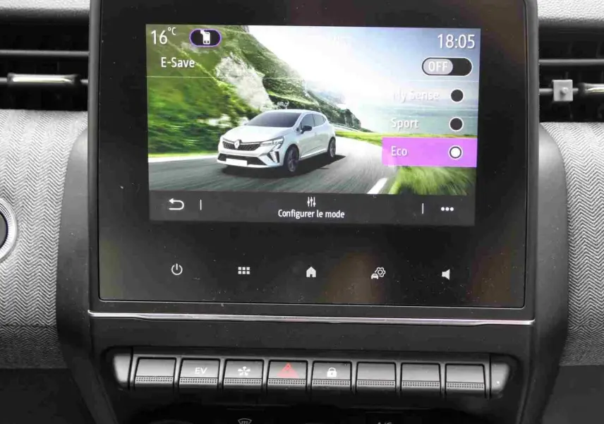 Écran tactile central affichant une Renault Clio blanche en mode Eco sur route de montagne, intérieur noir étoile métal.