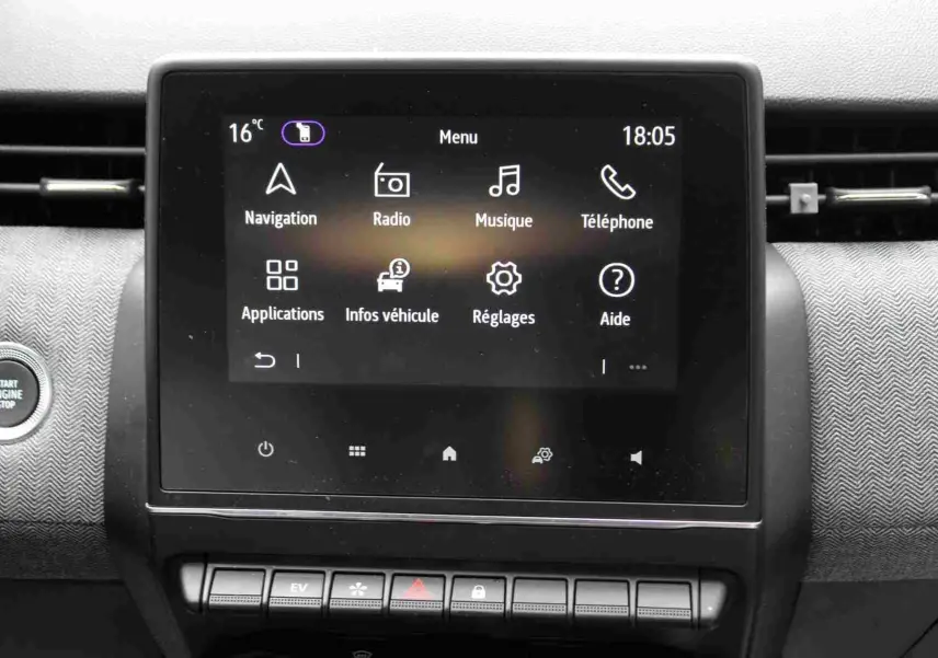 Écran tactile central de la Renault Clio 2025 affichant le menu principal avec options de navigation, radio et téléphone.