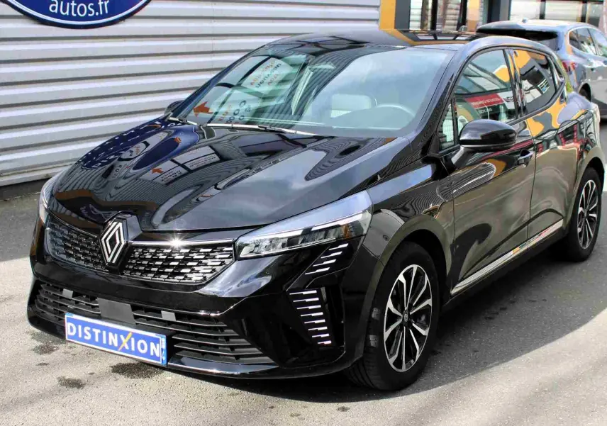 Renault Clio 2025 noir étoile métal en 3/4 avant droit, avec calandre moderne et feux LED distinctifs allumés.