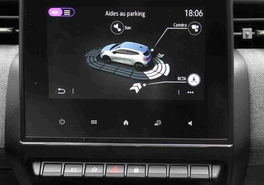 Écran tactile intérieur montrant l'aide au parking avec une voiture blanche vue de dessus en 3D sur Renault Clio 2025.