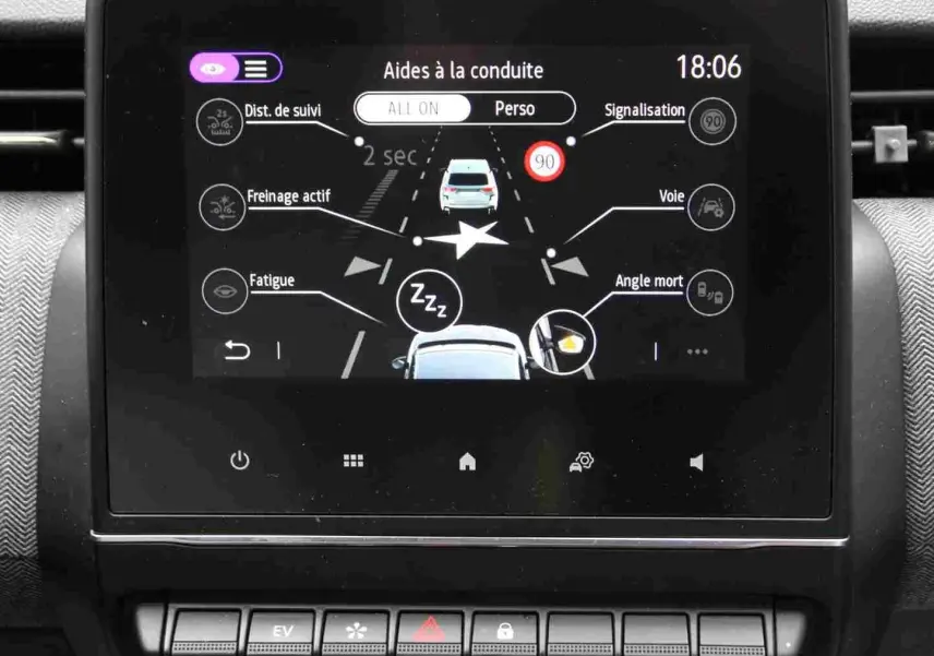 Écran tactile central de la Renault Clio 2025 affichant les aides à la conduite avec interface noire et boutons en dessous.