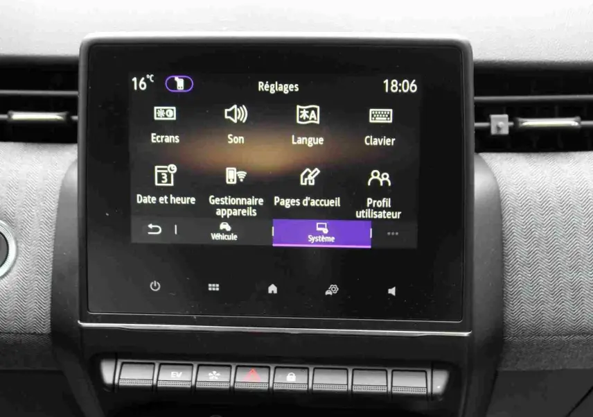 Gros plan sur l’écran tactile central du tableau de bord de la Renault Clio noire étoile métal, affichant le menu Réglages.