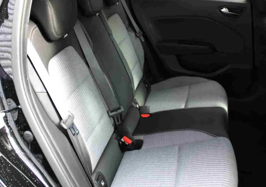 Vue intérieure côté gauche des sièges arrière gris clair et noir de la Renault Clio 2025, porte ouverte.