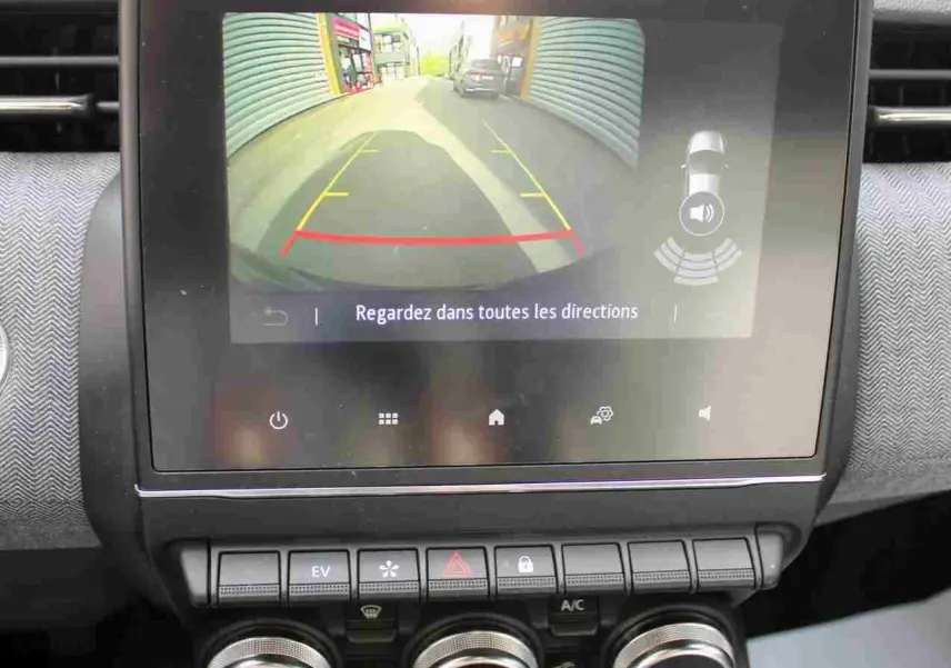 Vue intérieure de l'écran central de la Renault Clio 2025 affichant la caméra de recul avec repères de stationnement.