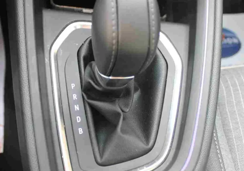 Le levier de vitesses automatique noir de la Renault Clio V 1.6 e-TECH hybride, vu en gros plan intérieur.