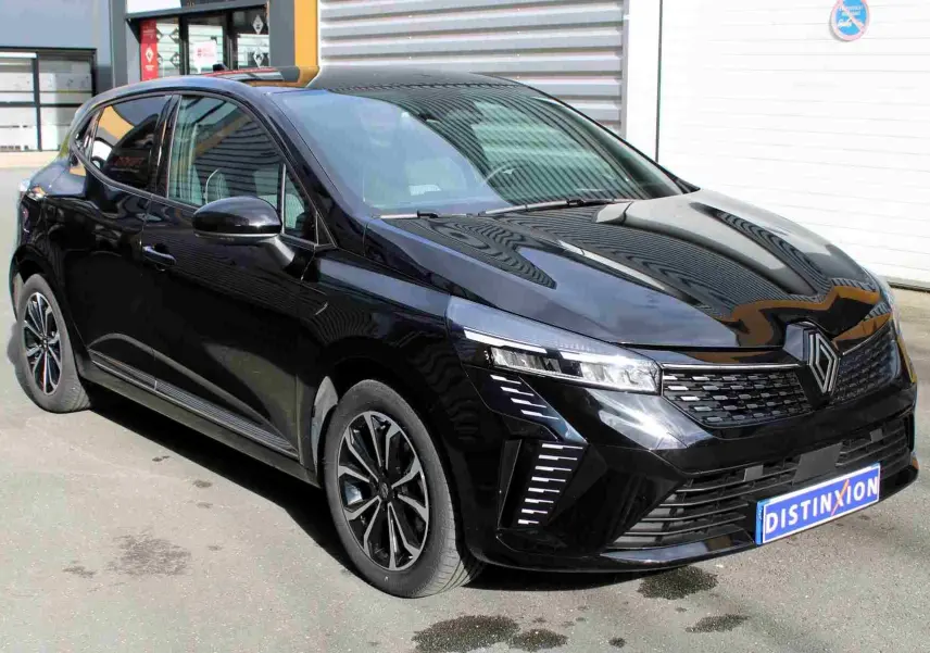 Renault Clio 2025 noire étoile métal vue 3/4 avant, avec calandre moderne et jantes alliage bicolores.