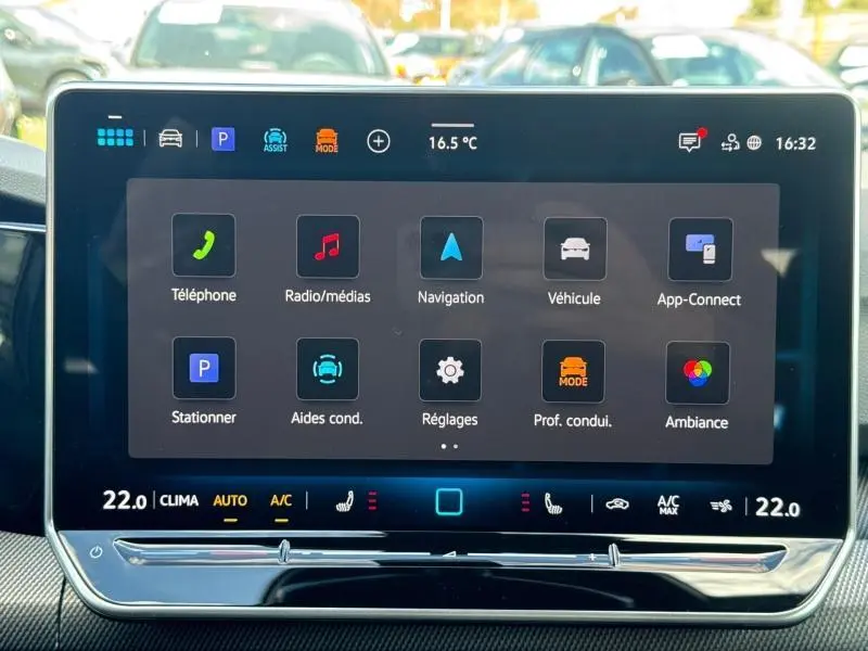 Écran tactile central de la Volkswagen Golf 1.5 eTSI R-Line 2026 affichant les menus multimédia et navigation.
