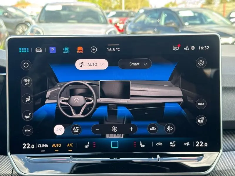 Écran tactile central affichant la commande de climatisation de la Volkswagen Golf 1.5 eTSI R-Line 2026, intérieur moderne.
