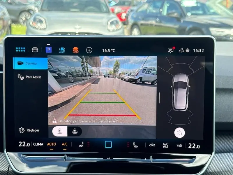 Écran tactile intérieur montrant la caméra de recul et l'assistance au stationnement de la Volkswagen Golf gris lunaire.