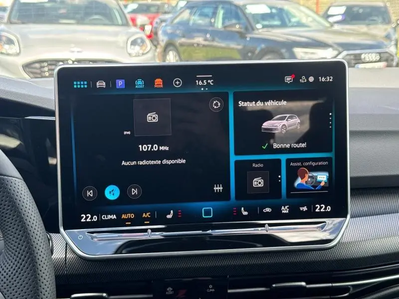 Écran tactile central affichant le statut du véhicule dans une Volkswagen Golf gris lunaire, vue intérieure frontale.