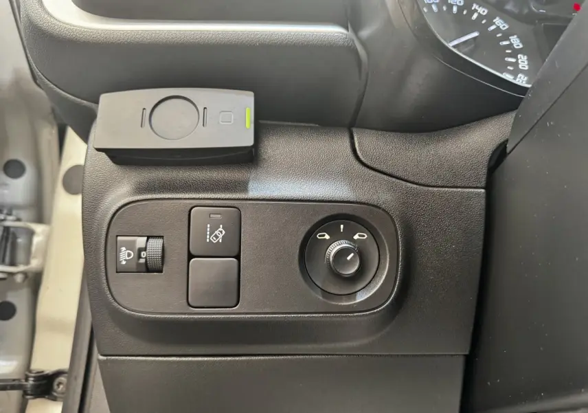 Vue rapprochée des commandes de réglage des phares et des rétroviseurs côté conducteur d'une Citroën C3 beige 2021.