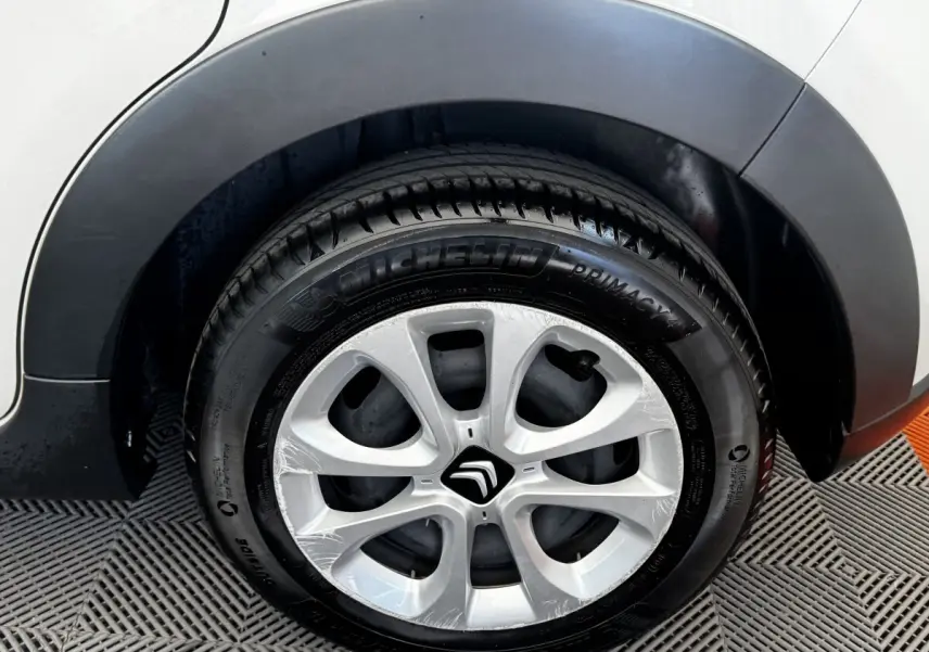 Gros plan sur la roue avant droite beige d'une Citroën C3 2021 avec jante argentée et pneu Michelin.