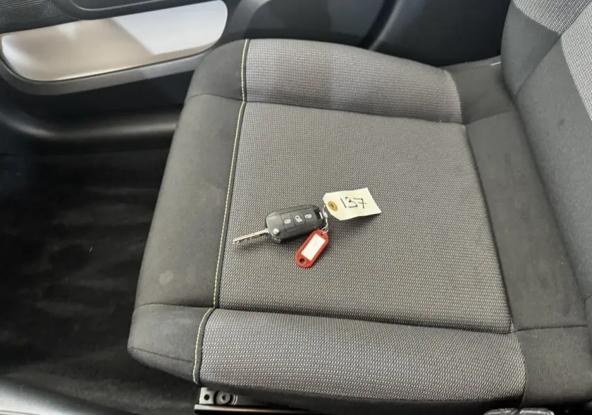 Gros plan sur le siège avant droit gris foncé de la Citroën C3 avec clé de contact posée dessus.