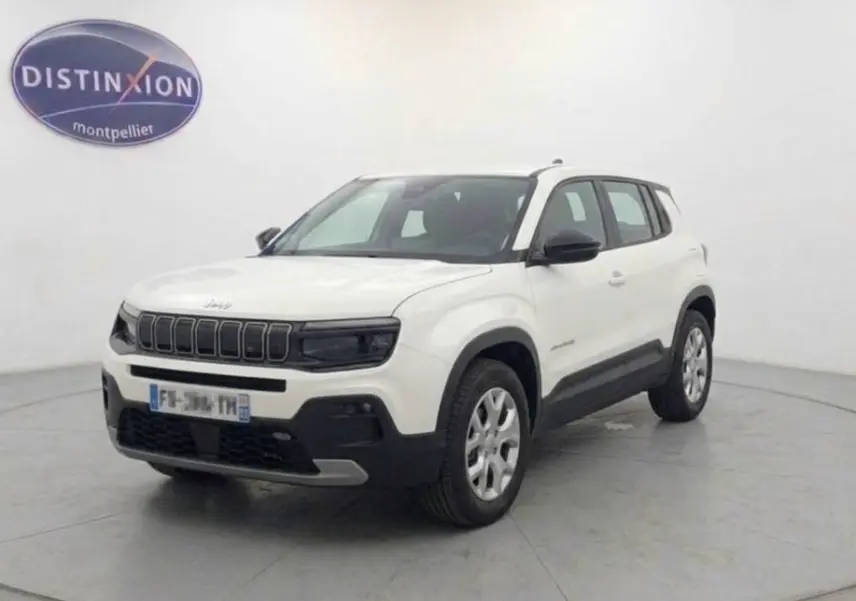 Jeep Avenger blanc en 3/4 avant droit, avec calandre noire et jantes alliage 17 pouces visibles.