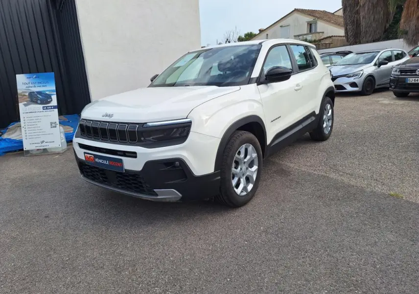 Jeep Avenger blanc en 3/4 avant droit, avec calandre noire et jantes alliage 17 pouces visibles.