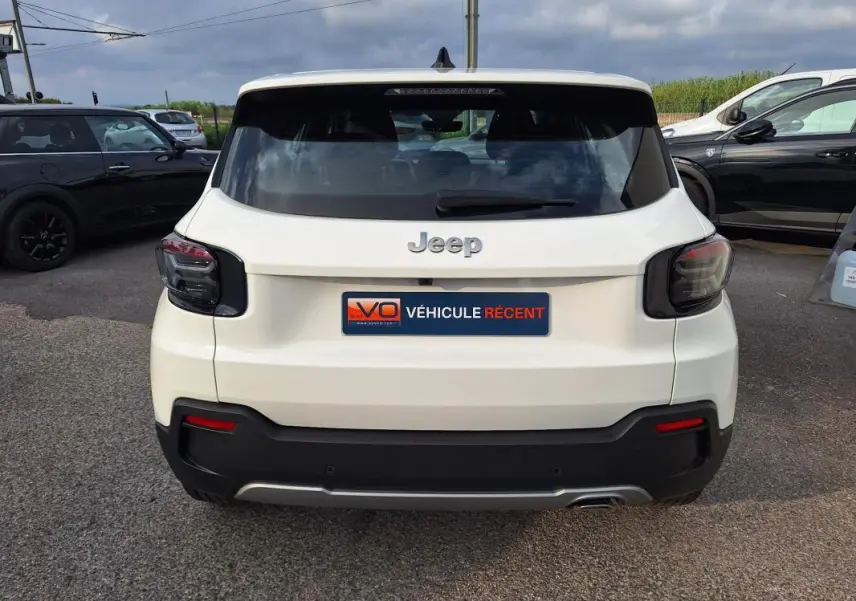 Vue arrière d'un Jeep Avenger blanc 2025 avec feux arrière fumés et plaque d'immatriculation "Véhicule récent".